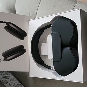 Black Apple Airpod Max Headphones with Smart Case